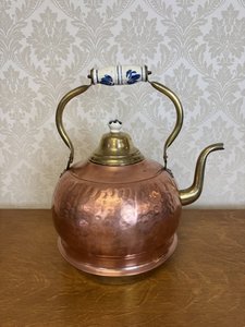 Tepaná konvice s mosazným výlevem