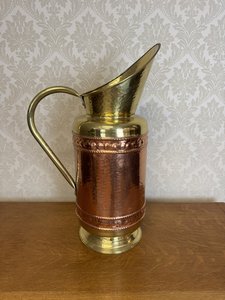 Džbán s vysokým hrdlem a reliéfním zdobením