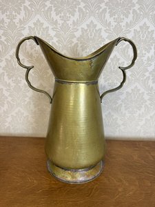 Mosazná konvice s vysokým hrdlem