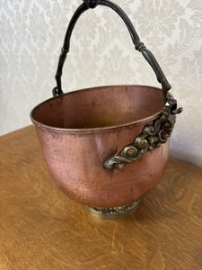 Mosazná nádoba s litým držadlem a bočním reliéfem 