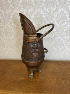 Uhlák s reliéfem lilie, dekorativním uchem a lvími tlapami