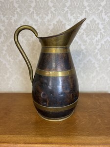 Mosazný džbán s výrazným uchem a páskovým dekorem 