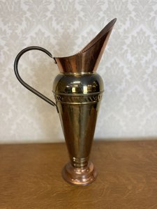 Džbán  plastickým dekorem