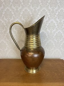 Džbán s rytým dekorem a žebrovaným středem