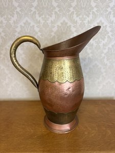 Džbán s obloukovým dekorem a širokým hrdlem