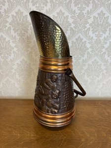 Zdobený uhlák s výjevy z hostince a tepaným hrdlem