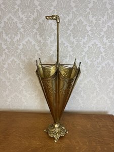 Mosazný stojan na deštníky ve tvaru rozevřeného paraple