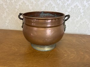 Květináč  s bočními litinovými úchyty 