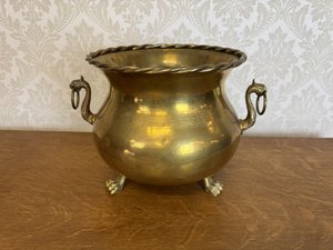 Mosazná nádoba s plastickými uchy 