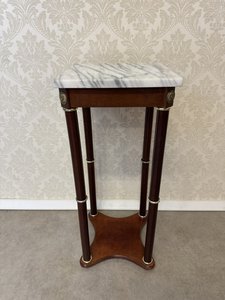 Stolek s mramorovou deskou a ozdobnými prvky