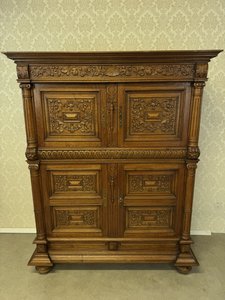 Komoda s bohatým řezbovaným dekorem