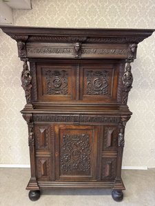 Kredenc s figurálními sloupky a motivem portrétních medailonů