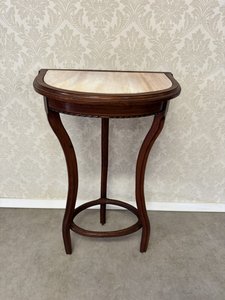 Stolek s poloměsíčkovou deskou 