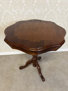 Stolek s květinovou intarzií a tvarovanou deskou 