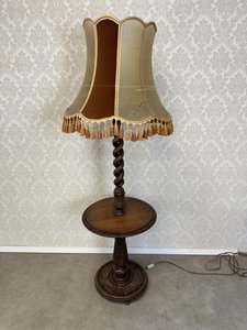 Stojací lampa s ozdobným textilním stínidlem