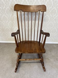 Klasické houpací křeslo s vyšší opěrkou