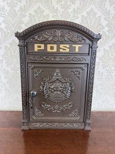 Dekorativní poštovní schránka s historickým reliéfem a ornamentem cena za ks
