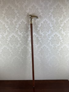 Elegantní vycházková  hůl s rukojetí ve tvaru  hlavy psa  a dřevěným tělem, cena za ks