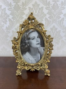 Luxusní  fotorámeček s květinovými ornamenty a ozdobným vrcholem, cena za ks