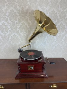 Replika gramofonu s mosaznou troubou a dřevěným podstavcem
