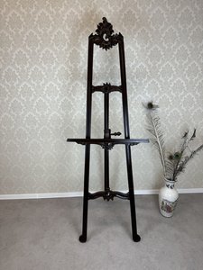 Malířský stojan z tmavého dřeva s řezbovanými detaily, cena za ks