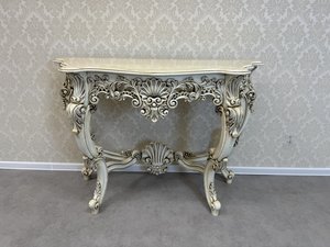 Luxusní konzolový stůl s bohatě vyřezávanými akantovými motivy