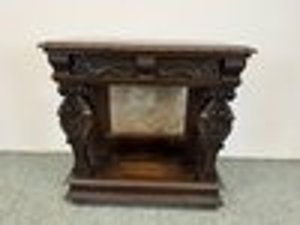 Bohatě vyřezávaná konzole s motivy ornamentů a zrcadlem