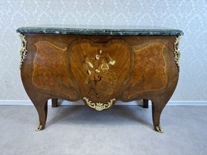 Luxusní barokní komoda s intarzovanými motivy a mramorovou deskou