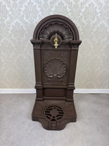 Kovová nástěnná kašna s mušlovým motivem a zlatým kohoutkem, cena za ks