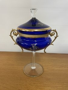 Skleněná váza s víkem