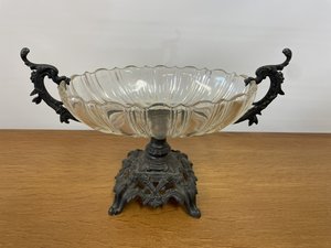 Skleněná mísa s kovovými úchyty na dekorativním podstavci