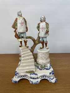 Porcelánová figurální kompozice rytířů s dekorativním podstavcem