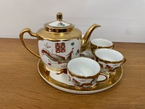 Porcelánový čajový set s čínskými motivy a zlatými detaily