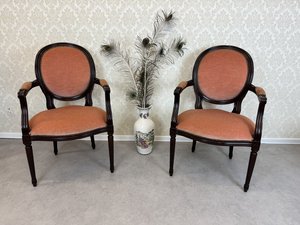 Křeslo s oválným opěradlem a růžovým čalouněním, cena za ks