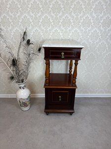 Elegantní toaletní stolek s mramorovou deskou