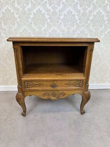 Noční stolek s otevřenou policí a ozdobnými detaily