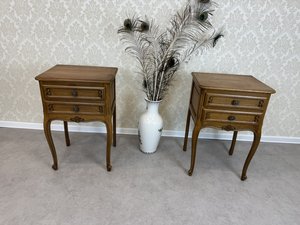 Starožitný dubový noční stolek s vyřezávanými detaily, cena za ks