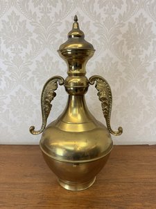 Mosazná orientální konvice s dekorativními úchyty ve tvaru listů