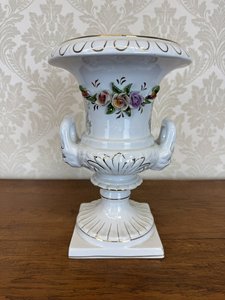Porcelánová váza s plastickými detaily a květinovým dekorem