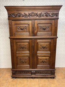 Masivní dubová skříň s bohatou reliéfní řezbou