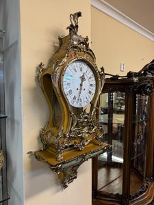 Luxusní nástěnné hodiny s podstavcem  s malbou inspirovanou 18. stoletím