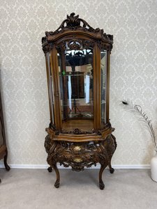 Luxusní barokní vitrína s bohatou řezbou