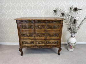 Rustikální dubová komoda s bohatou řezbou