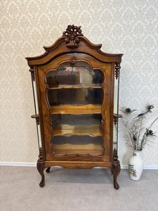 Vitrína Biedermeier  s bohatou řezbou a dekorativními detaily