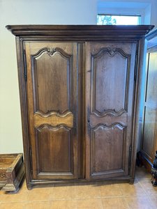 Dvoukřídlá skříň s dekorativním profilováním                 