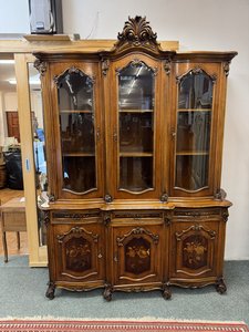 Honosná barokní vitrína s bohatou řezbou a intarzovanými detaily