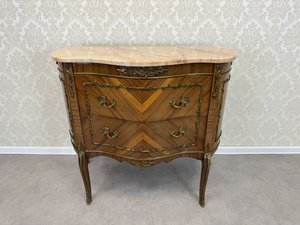 Komoda s mramorovou deskou a bronzovými aplikacemi