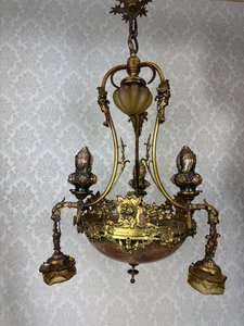 Honosný lustr s onyxovým středem a zdobením                                                    