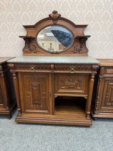 Dubový příborník se zrcadlem a mramorovou deskou