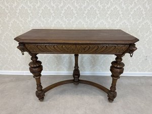 Masivní konzolový stolek vyřezávanými lvími hlavami